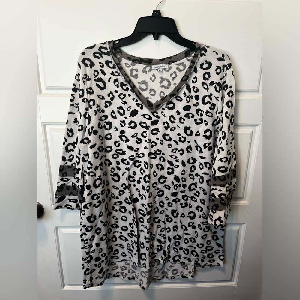 White Birch Size XL Top tunic white/black leopard print gray EUC